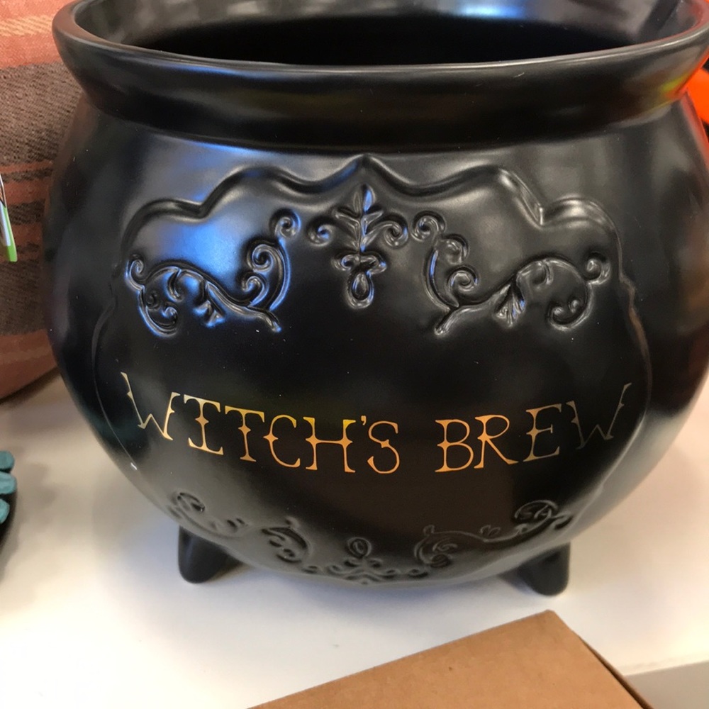 Witch’s brew pot by magenta